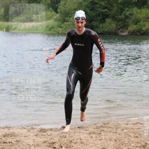 21.06.2025 - 27. Vierlanden-Triathlon Lena Gebhardt http://msf.ph/oto/8038372 15.06.2025 12:11:04 Schwimmen 1044, 1045, 1046, 1047, 1048 meine-sportfotos.de