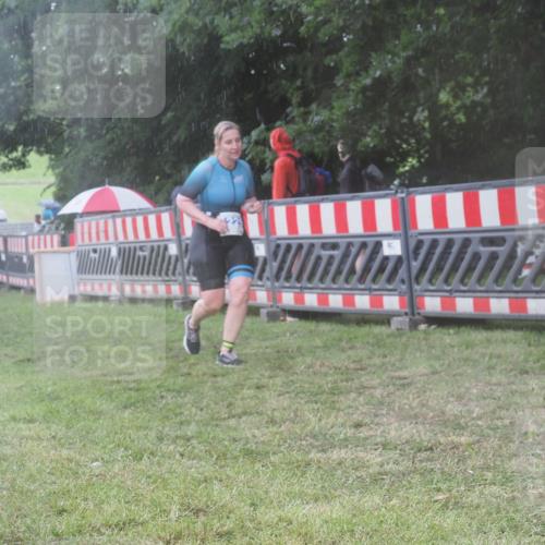 21.06.2025 - 27. Vierlanden-Triathlon KatJ http://msf.ph/oto/8038373 15.06.2025 14:20:35 Ziel 1225 meine-sportfotos.de
