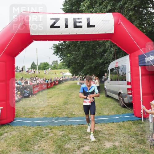 21.06.2025 - 27. Vierlanden-Triathlon MichiJ http://msf.ph/oto/8038375 15.06.2026 13:16:37 Ziel 70 meine-sportfotos.de