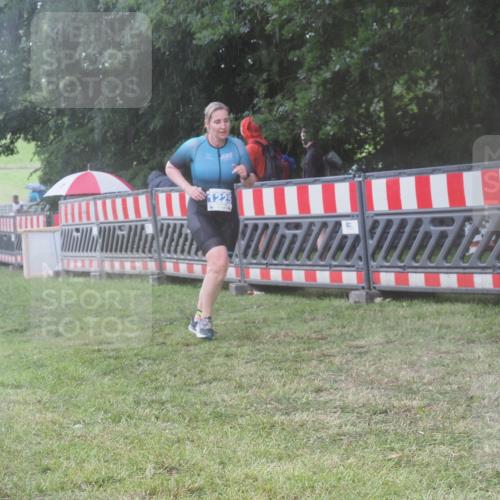 21.06.2025 - 27. Vierlanden-Triathlon KatJ http://msf.ph/oto/8038378 15.06.2025 14:20:35 Ziel 1225 meine-sportfotos.de