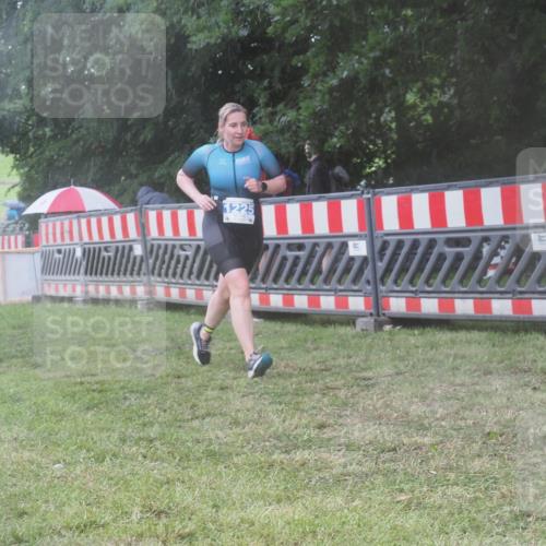 21.06.2025 - 27. Vierlanden-Triathlon KatJ http://msf.ph/oto/8038383 15.06.2025 14:20:36 Ziel 1225 meine-sportfotos.de