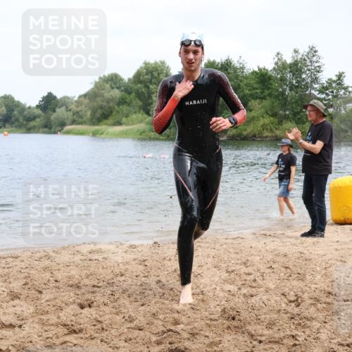 21.06.2025 - 27. Vierlanden-Triathlon Lena Gebhardt http://msf.ph/oto/8038384 15.06.2025 12:11:05 Schwimmen 1044, 1045, 1046, 1047, 1048 meine-sportfotos.de