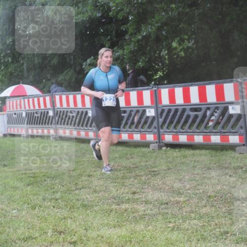 21.06.2025 - 27. Vierlanden-Triathlon KatJ http://msf.ph/oto/8038388 15.06.2025 14:20:36 Ziel 1225 meine-sportfotos.de
