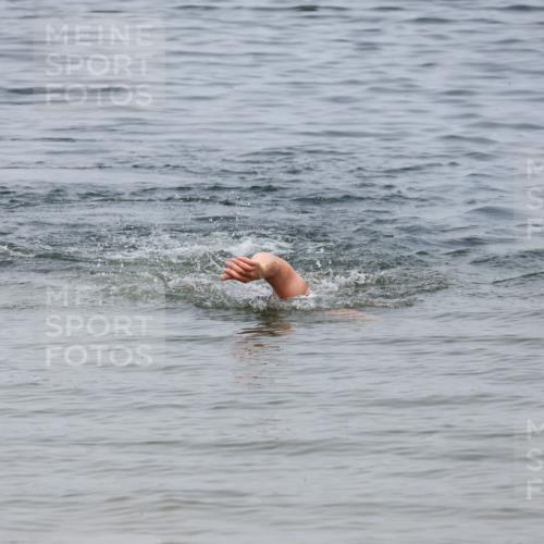 21.06.2025 - 27. Vierlanden-Triathlon Lena Gebhardt http://msf.ph/oto/8038392 15.06.2025 12:24:49 Schwimmen 1049 meine-sportfotos.de