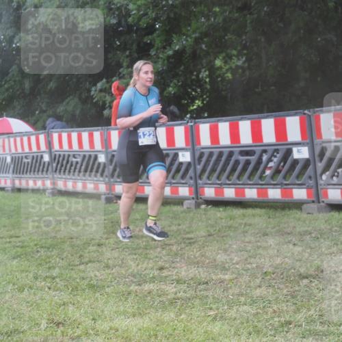 21.06.2025 - 27. Vierlanden-Triathlon KatJ http://msf.ph/oto/8038393 15.06.2025 14:20:36 Ziel 1225 meine-sportfotos.de