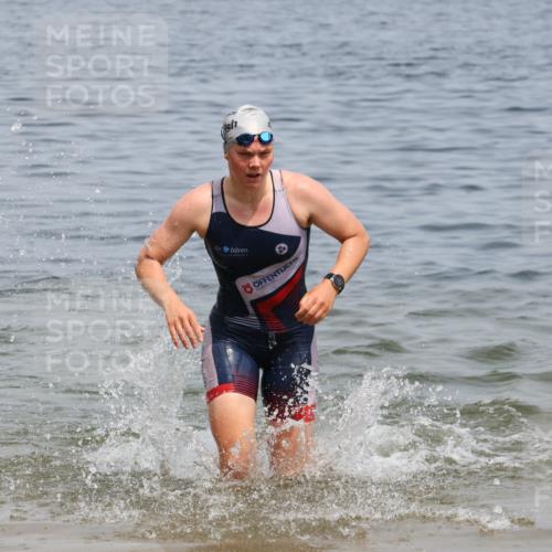 21.06.2025 - 27. Vierlanden-Triathlon Lena Gebhardt http://msf.ph/oto/8038404 15.06.2025 12:24:55 Schwimmen 1049 meine-sportfotos.de