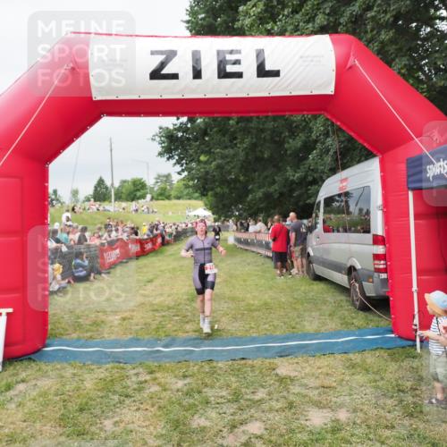 21.06.2025 - 27. Vierlanden-Triathlon MichiJ http://msf.ph/oto/8038409 15.06.2026 13:17:42 Ziel 216 meine-sportfotos.de