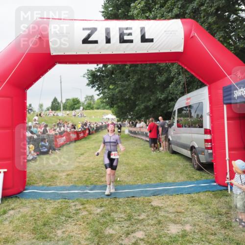 21.06.2025 - 27. Vierlanden-Triathlon MichiJ http://msf.ph/oto/8038419 15.06.2026 13:17:42 Ziel 216 meine-sportfotos.de