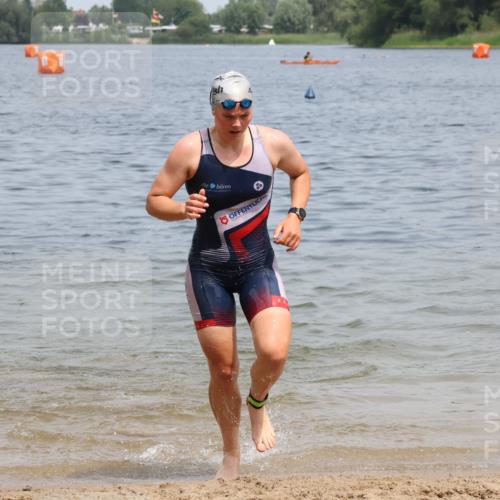 21.06.2025 - 27. Vierlanden-Triathlon Lena Gebhardt http://msf.ph/oto/8038420 15.06.2025 12:24:57 Schwimmen 1049 meine-sportfotos.de