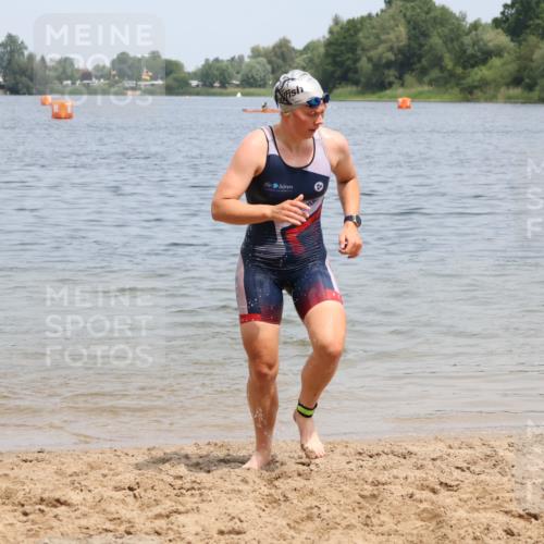 21.06.2025 - 27. Vierlanden-Triathlon Lena Gebhardt http://msf.ph/oto/8038421 15.06.2025 12:24:58 Schwimmen 1049 meine-sportfotos.de