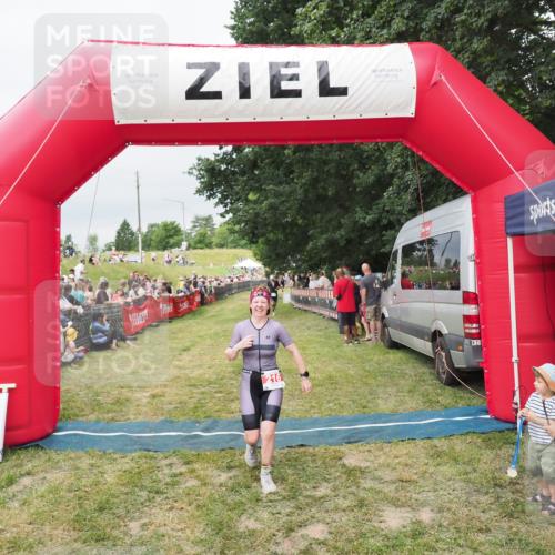 21.06.2025 - 27. Vierlanden-Triathlon MichiJ http://msf.ph/oto/8038440 15.06.2026 13:17:43 Ziel 216 meine-sportfotos.de