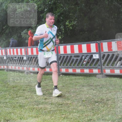21.06.2025 - 27. Vierlanden-Triathlon KatJ http://msf.ph/oto/8038442 15.06.2025 14:20:48 Ziel 806 meine-sportfotos.de