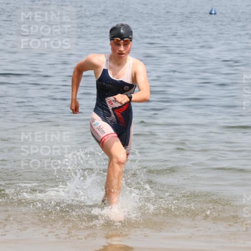 21.06.2025 - 27. Vierlanden-Triathlon Lena Gebhardt http://msf.ph/oto/8038448 15.06.2025 12:25:17 Schwimmen 1051 meine-sportfotos.de