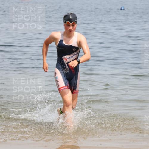 21.06.2025 - 27. Vierlanden-Triathlon Lena Gebhardt http://msf.ph/oto/8038449 15.06.2025 12:25:17 Schwimmen 1051 meine-sportfotos.de