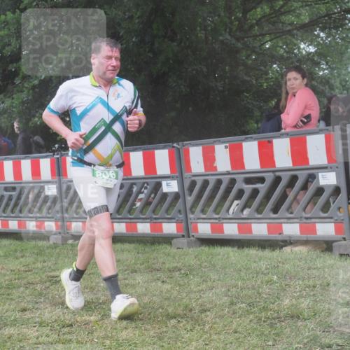 21.06.2025 - 27. Vierlanden-Triathlon KatJ http://msf.ph/oto/8038456 15.06.2025 14:20:48 Ziel 806 meine-sportfotos.de