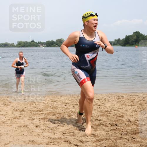 21.06.2025 - 27. Vierlanden-Triathlon Lena Gebhardt http://msf.ph/oto/8038483 15.06.2025 12:26:10 Schwimmen 1050, 1052 meine-sportfotos.de