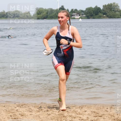 21.06.2025 - 27. Vierlanden-Triathlon Lena Gebhardt http://msf.ph/oto/8038485 15.06.2025 12:26:11 Schwimmen 1050, 1052 meine-sportfotos.de
