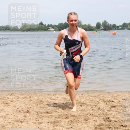 21.06.2025 - 27. Vierlanden-Triathlon Lena Gebhardt http://msf.ph/oto/8038490 15.06.2025 12:26:11 Schwimmen 1050, 1052 meine-sportfotos.de