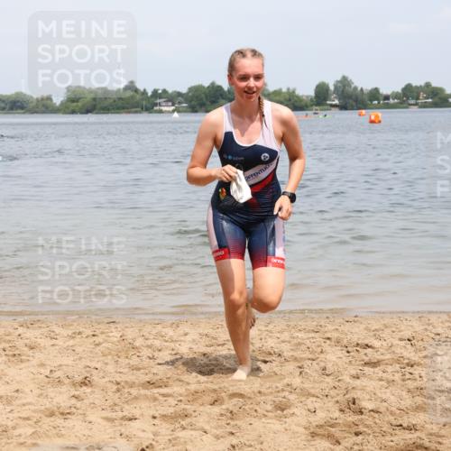 21.06.2025 - 27. Vierlanden-Triathlon Lena Gebhardt http://msf.ph/oto/8038493 15.06.2025 12:26:12 Schwimmen 1050, 1052 meine-sportfotos.de
