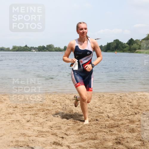 21.06.2025 - 27. Vierlanden-Triathlon Lena Gebhardt http://msf.ph/oto/8038495 15.06.2025 12:26:12 Schwimmen 1050, 1052 meine-sportfotos.de