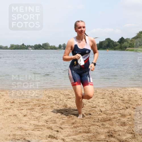 21.06.2025 - 27. Vierlanden-Triathlon Lena Gebhardt http://msf.ph/oto/8038498 15.06.2025 12:26:12 Schwimmen 1050, 1052 meine-sportfotos.de