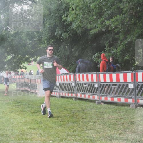 21.06.2025 - 27. Vierlanden-Triathlon KatJ http://msf.ph/oto/8038519 15.06.2025 14:21:19 Ziel 742, 1205, 1238 meine-sportfotos.de