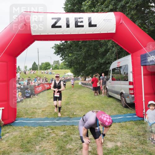 21.06.2025 - 27. Vierlanden-Triathlon MichiJ http://msf.ph/oto/8038525 15.06.2026 13:17:56 Ziel 132, 862 meine-sportfotos.de