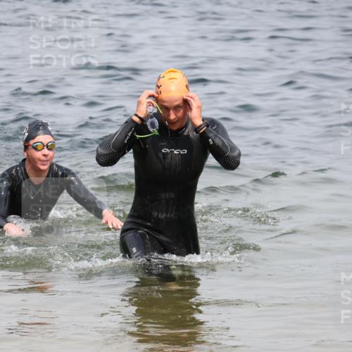 21.06.2025 - 27. Vierlanden-Triathlon Lena Gebhardt http://msf.ph/oto/8038527 15.06.2025 12:27:05 Schwimmen 1058, 1059 meine-sportfotos.de