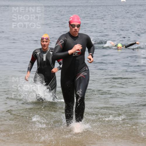 21.06.2025 - 27. Vierlanden-Triathlon Lena Gebhardt http://msf.ph/oto/8038590 15.06.2025 12:27:14 Schwimmen 1057, 1058, 1059, 1060 meine-sportfotos.de