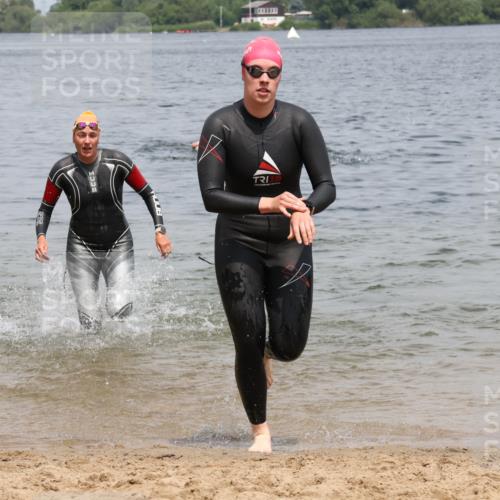 21.06.2025 - 27. Vierlanden-Triathlon Lena Gebhardt http://msf.ph/oto/8038596 15.06.2025 12:27:16 Schwimmen 1057, 1058, 1059, 1060 meine-sportfotos.de