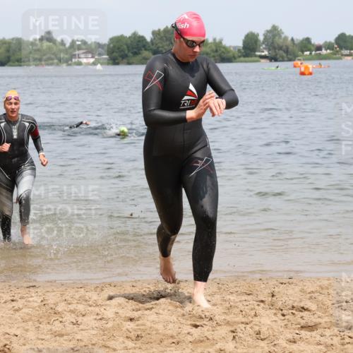 21.06.2025 - 27. Vierlanden-Triathlon Lena Gebhardt http://msf.ph/oto/8038603 15.06.2025 12:27:16 Schwimmen 1057, 1058, 1059, 1060 meine-sportfotos.de