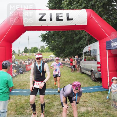 21.06.2025 - 27. Vierlanden-Triathlon MichiJ http://msf.ph/oto/8038607 15.06.2026 13:18:01 Ziel 132, 196, 816 meine-sportfotos.de