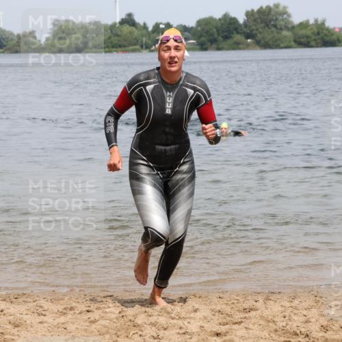 21.06.2025 - 27. Vierlanden-Triathlon Lena Gebhardt http://msf.ph/oto/8038617 15.06.2025 12:27:18 Schwimmen 1057, 1058, 1059, 1060 meine-sportfotos.de
