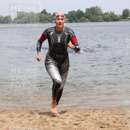 21.06.2025 - 27. Vierlanden-Triathlon Lena Gebhardt http://msf.ph/oto/8038622 15.06.2025 12:27:18 Schwimmen 1057, 1058, 1059, 1060 meine-sportfotos.de