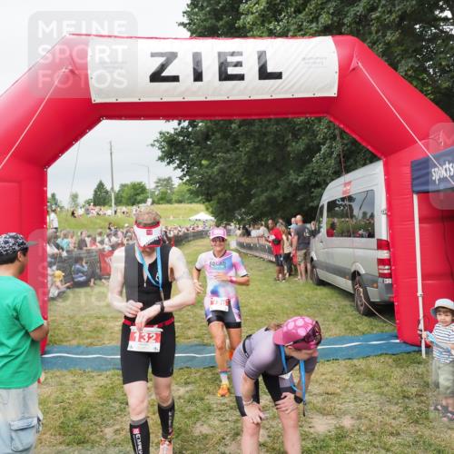 21.06.2025 - 27. Vierlanden-Triathlon MichiJ http://msf.ph/oto/8038624 15.06.2026 13:18:01 Ziel 132, 196, 816 meine-sportfotos.de