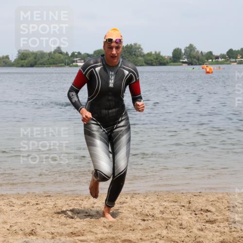 21.06.2025 - 27. Vierlanden-Triathlon Lena Gebhardt http://msf.ph/oto/8038626 15.06.2025 12:27:19 Schwimmen 1057, 1058, 1059, 1060 meine-sportfotos.de