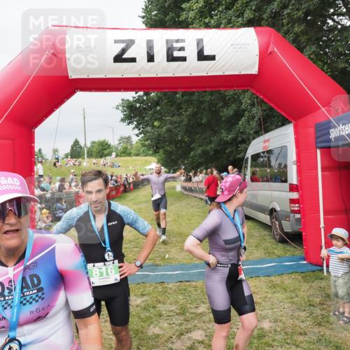 21.06.2025 - 27. Vierlanden-Triathlon MichiJ http://msf.ph/oto/8038631 15.06.2026 13:18:09 Ziel 691 meine-sportfotos.de