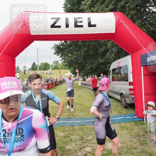 21.06.2025 - 27. Vierlanden-Triathlon MichiJ http://msf.ph/oto/8038638 15.06.2026 13:18:09 Ziel 691 meine-sportfotos.de