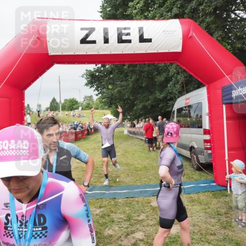 21.06.2025 - 27. Vierlanden-Triathlon MichiJ http://msf.ph/oto/8038646 15.06.2026 13:18:09 Ziel 691 meine-sportfotos.de