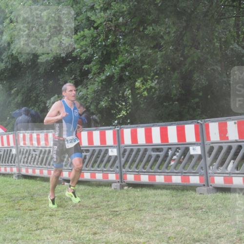 21.06.2025 - 27. Vierlanden-Triathlon KatJ http://msf.ph/oto/8038647 15.06.2025 14:21:34 Ziel 1291 meine-sportfotos.de