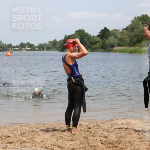21.06.2025 - 27. Vierlanden-Triathlon Lena Gebhardt http://msf.ph/oto/8038649 15.06.2025 12:27:31 Schwimmen  meine-sportfotos.de