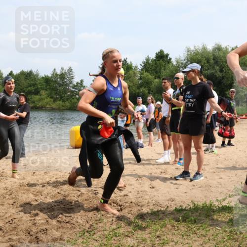 21.06.2025 - 27. Vierlanden-Triathlon Lena Gebhardt http://msf.ph/oto/8038653 15.06.2025 12:27:44 Schwimmen 1053, 1054, 1055, 1056 meine-sportfotos.de