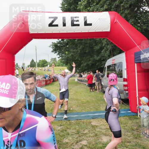 21.06.2025 - 27. Vierlanden-Triathlon MichiJ http://msf.ph/oto/8038662 15.06.2026 13:18:10 Ziel 691 meine-sportfotos.de