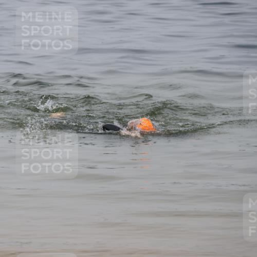 21.06.2025 - 27. Vierlanden-Triathlon Lena Gebhardt http://msf.ph/oto/8038670 15.06.2025 12:28:18 Schwimmen  meine-sportfotos.de