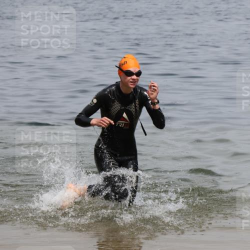 21.06.2025 - 27. Vierlanden-Triathlon Lena Gebhardt http://msf.ph/oto/8038677 15.06.2025 12:28:23 Schwimmen 1063 meine-sportfotos.de