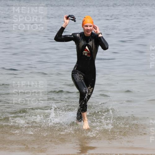 21.06.2025 - 27. Vierlanden-Triathlon Lena Gebhardt http://msf.ph/oto/8038684 15.06.2025 12:28:24 Schwimmen 1063 meine-sportfotos.de