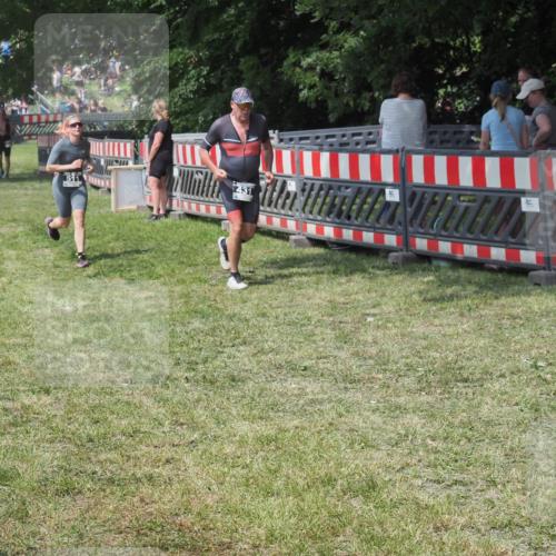 15.06.2025 - 27. Vierlanden-Triathlon KatJ http://msf.ph/oto/8038686 15.06.2025 11:33:26 Schwimmen  meine-sportfotos.de