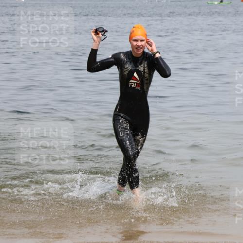21.06.2025 - 27. Vierlanden-Triathlon Lena Gebhardt http://msf.ph/oto/8038688 15.06.2025 12:28:24 Schwimmen 1063 meine-sportfotos.de