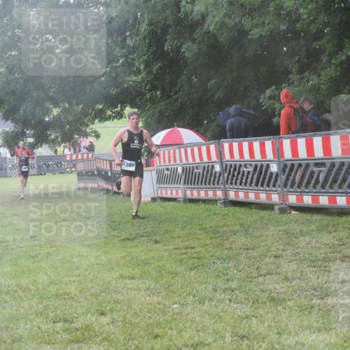 21.06.2025 - 27. Vierlanden-Triathlon KatJ http://msf.ph/oto/8038698 15.06.2025 14:21:48 Ziel 1251, 1266 meine-sportfotos.de