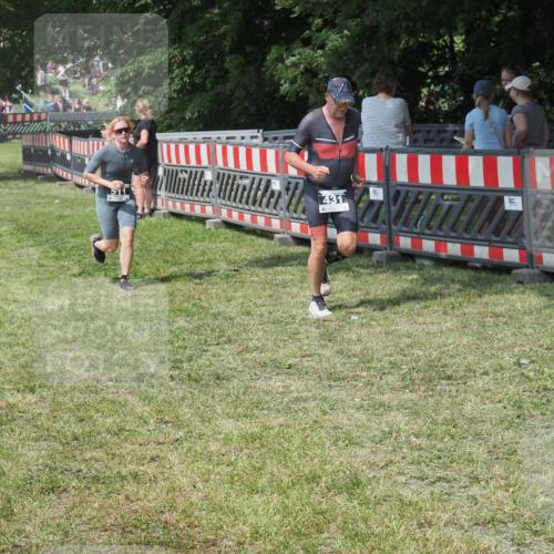 15.06.2025 - 27. Vierlanden-Triathlon KatJ http://msf.ph/oto/8038702 15.06.2025 11:33:27 Schwimmen  meine-sportfotos.de